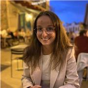 Étudiante donne des cours de soutien scolaire pour primaire et collège